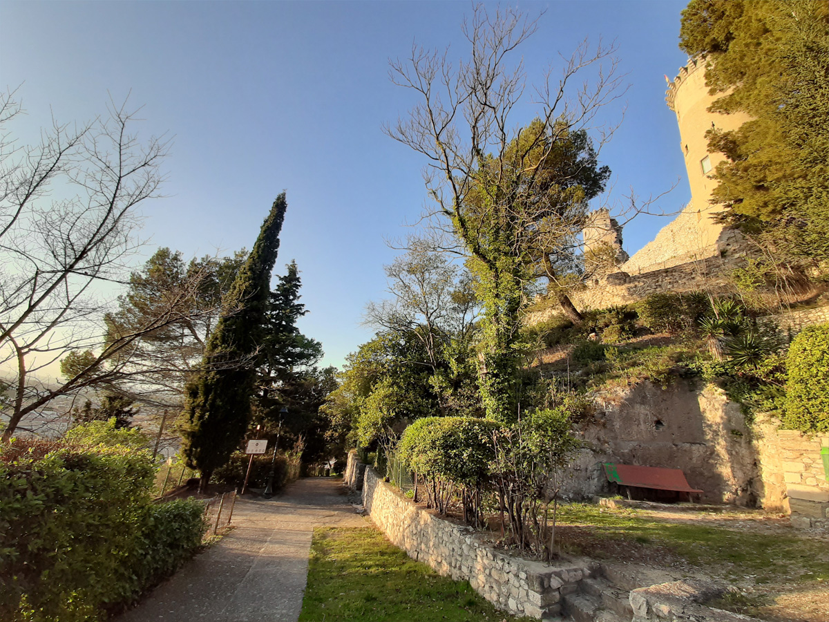 Les jardins autour du château - photo : Rhinoferos